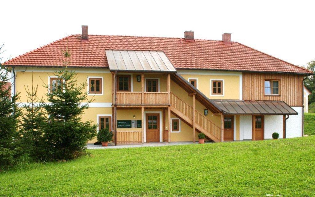 Gastehaus Schloss Bernau Hotel Fischlham Exterior photo